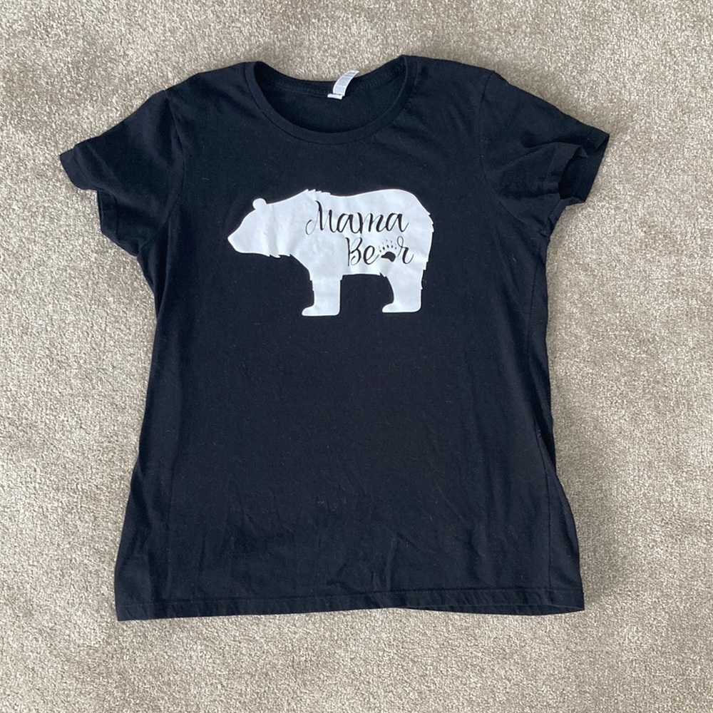 3/$30 🐻 Mama bear t-shirt